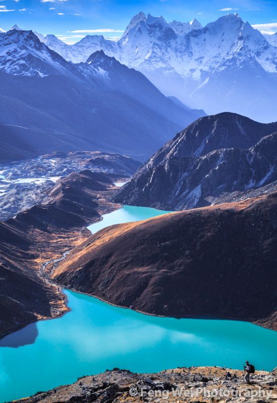 Gokyo Lakes, Sagarmatha National Park, Nepal。尼泊尔萨加玛塔国家公园，位于尼泊尔喜马拉雅山区，首都加德满都东北的索洛―昆布地区，坐落在珠穆朗玛峰南坡，是尼泊尔著名的旅游胜地，北部与西藏珠穆朗玛自然保护区接壤。尼泊尔人称珠穆朗玛峰为&amp;quot;萨加玛塔&amp;quot;，意思是“摩天峰”。 这里是观赏喜马拉雅山区绮丽风光的好场所。在香波其还建有海拔4267米的高山机场。每天有班机与加德满都往来，还有旅游班机为游客作“观山景”飞行。