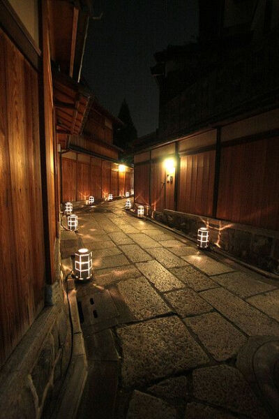  Ishibei-koji(Ishibe Alley), Kyoto, Japan。日本京都石塀小路是邻近清水寺的传统街道，建造于大正时代，石板路与木造老屋宁静古朴，漫布浪漫怡情的气息。石塀小路当初被设计成宴席会场的高级房屋出租街，石阶道路…