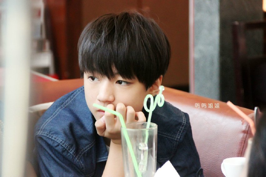 TFBOYS王俊凯 2014.7.17 机场图 cr logo