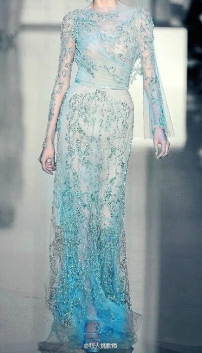  冰雪女王Elie Saab的蕾丝礼服。此系列灵感婚纱预计于2015年初上市，制作方为迪士尼和著名婚纱品牌Alfred Angelo。 