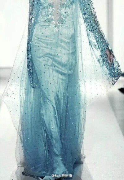  冰雪女王Elie Saab的蕾丝礼服。此系列灵感婚纱预计于2015年初上市，制作方为迪士尼和著名婚纱品牌Alfred Angelo。 