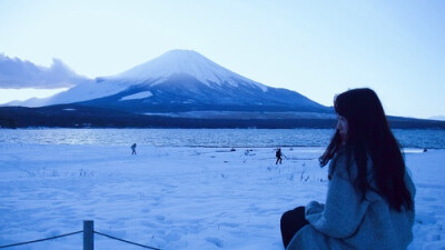 冬天的富士山。重点在于后期调色的色调要偏冷。