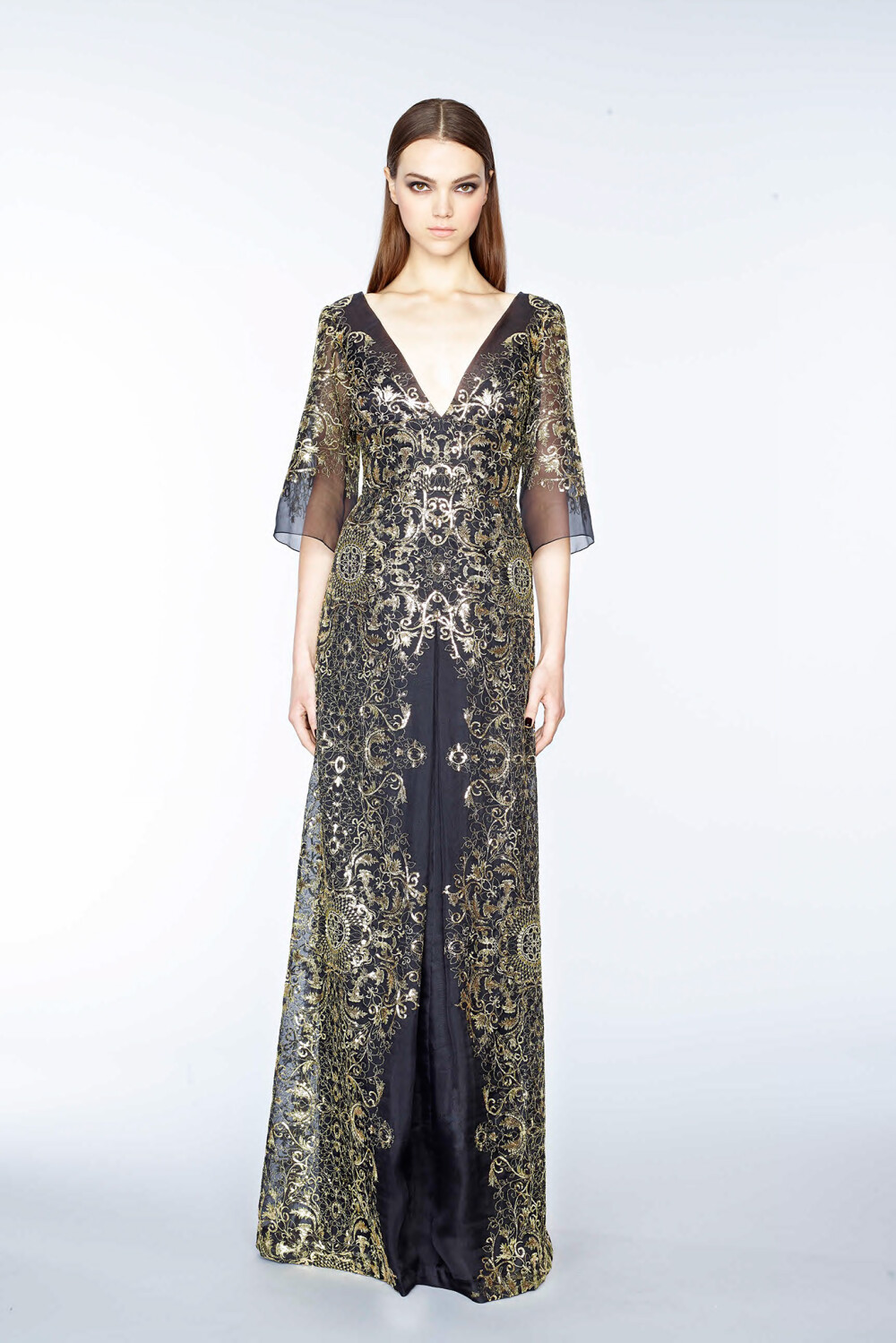 Marchesa Pre-Fall 2015。玛切萨2015早秋时装发布。繁复的宫廷式刺绣镶嵌工艺被Marchesa应用的巧夺天工，为人们展现出一个用现代的时尚技艺演绎出的拜占庭文化。