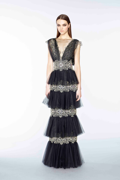 Marchesa Pre-Fall 2015。玛切萨2015早秋时装发布。繁复的宫廷式刺绣镶嵌工艺被Marchesa应用的巧夺天工，为人们展现出一个用现代的时尚技艺演绎出的拜占庭文化。