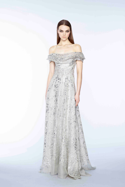 Marchesa Pre-Fall 2015。玛切萨2015早秋时装发布。繁复的宫廷式刺绣镶嵌工艺被Marchesa应用的巧夺天工，为人们展现出一个用现代的时尚技艺演绎出的拜占庭文化。