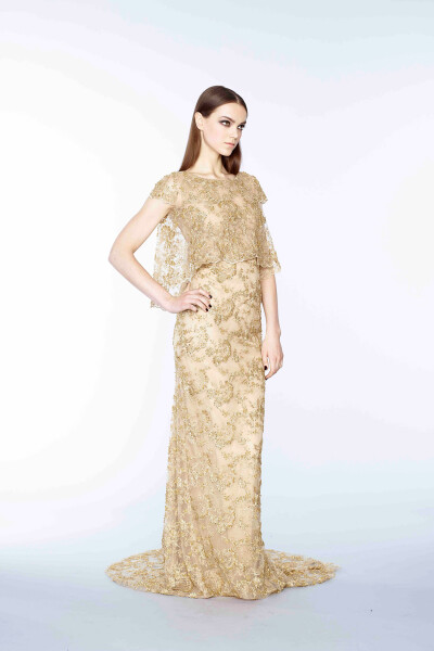 Marchesa Pre-Fall 2015。玛切萨2015早秋时装发布。繁复的宫廷式刺绣镶嵌工艺被Marchesa应用的巧夺天工，为人们展现出一个用现代的时尚技艺演绎出的拜占庭文化。