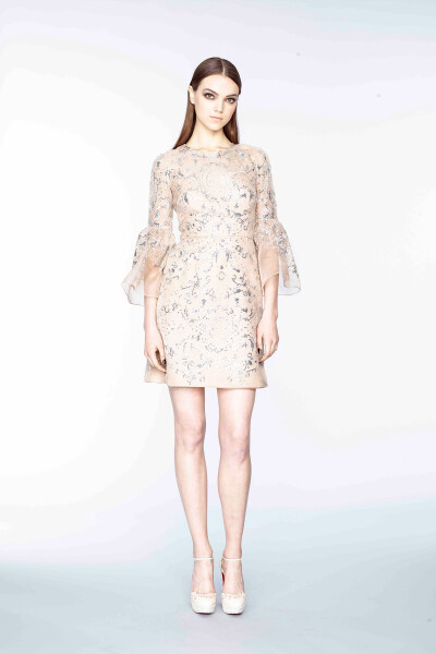 Marchesa Pre-Fall 2015。玛切萨2015早秋时装发布。繁复的宫廷式刺绣镶嵌工艺被Marchesa应用的巧夺天工，为人们展现出一个用现代的时尚技艺演绎出的拜占庭文化。