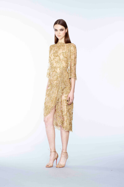 Marchesa Pre-Fall 2015。玛切萨2015早秋时装发布。繁复的宫廷式刺绣镶嵌工艺被Marchesa应用的巧夺天工，为人们展现出一个用现代的时尚技艺演绎出的拜占庭文化。