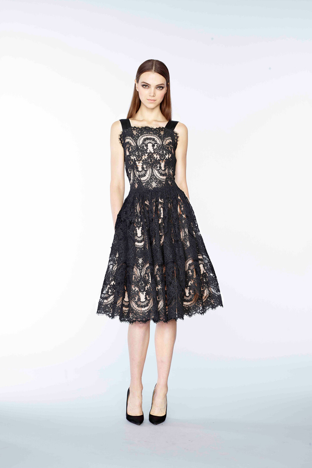Marchesa Pre-Fall 2015。玛切萨2015早秋时装发布。繁复的宫廷式刺绣镶嵌工艺被Marchesa应用的巧夺天工，为人们展现出一个用现代的时尚技艺演绎出的拜占庭文化。