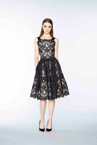 Marchesa Pre-Fall 2015。玛切萨2015早秋时装发布。繁复的宫廷式刺绣镶嵌工艺被Marchesa应用的巧夺天工，为人们展现出一个用现代的时尚技艺演绎出的拜占庭文化。