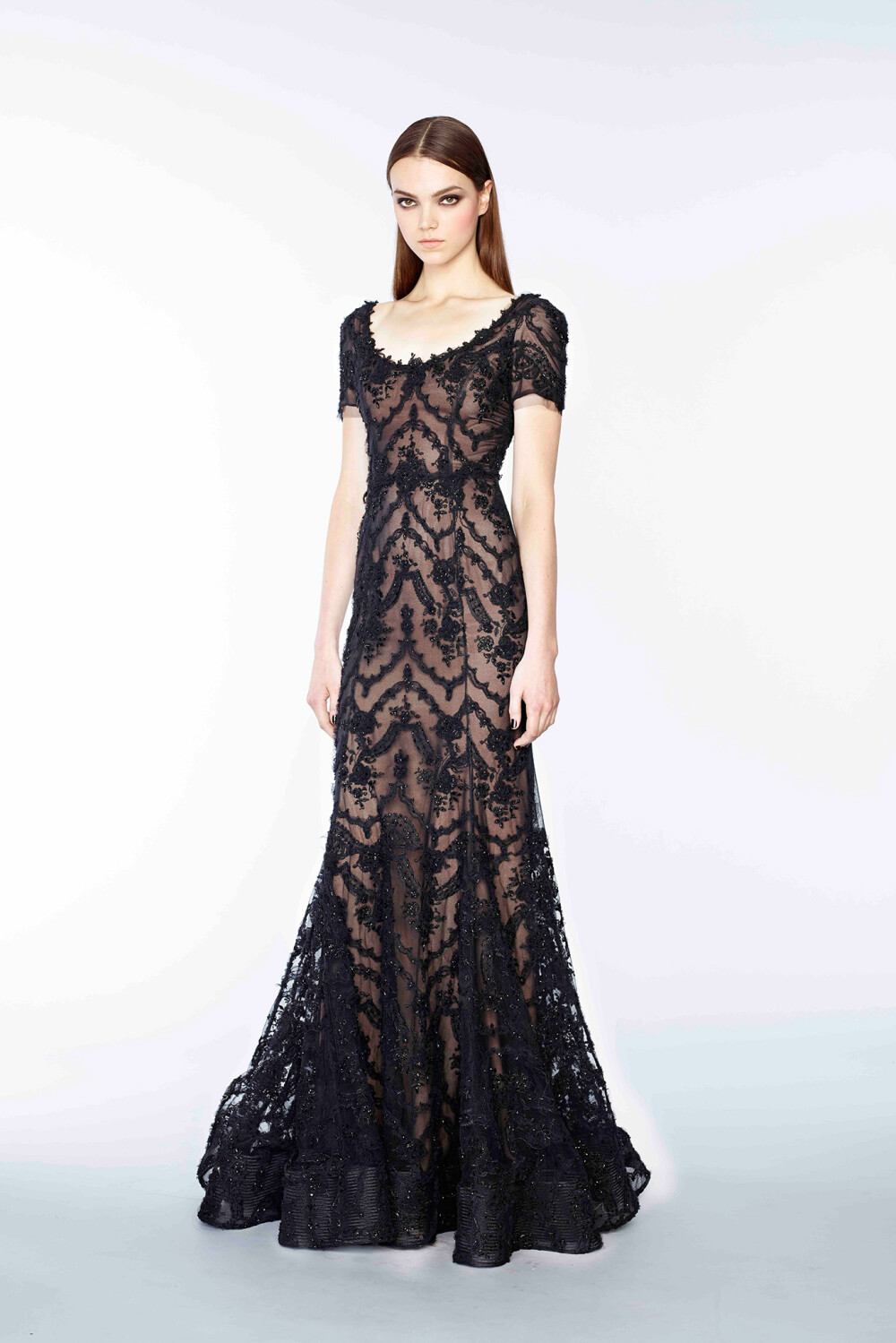 Marchesa Pre-Fall 2015。玛切萨2015早秋时装发布。繁复的宫廷式刺绣镶嵌工艺被Marchesa应用的巧夺天工，为人们展现出一个用现代的时尚技艺演绎出的拜占庭文化。