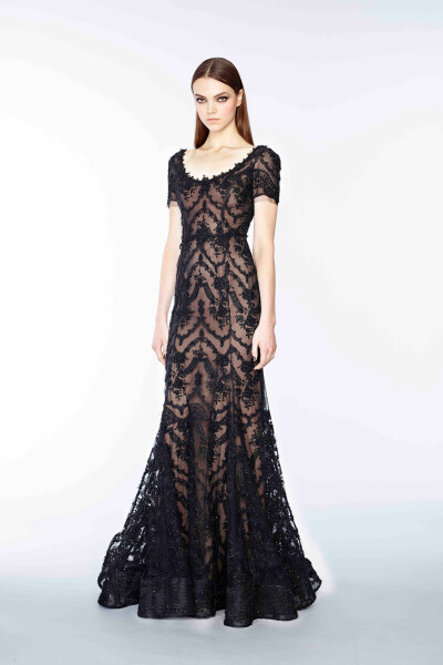 Marchesa Pre-Fall 2015。玛切萨2015早秋时装发布。繁复的宫廷式刺绣镶嵌工艺被Marchesa应用的巧夺天工，为人们展现出一个用现代的时尚技艺演绎出的拜占庭文化。
