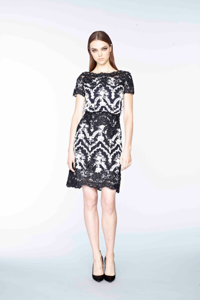 Marchesa Pre-Fall 2015。玛切萨2015早秋时装发布。繁复的宫廷式刺绣镶嵌工艺被Marchesa应用的巧夺天工，为人们展现出一个用现代的时尚技艺演绎出的拜占庭文化。