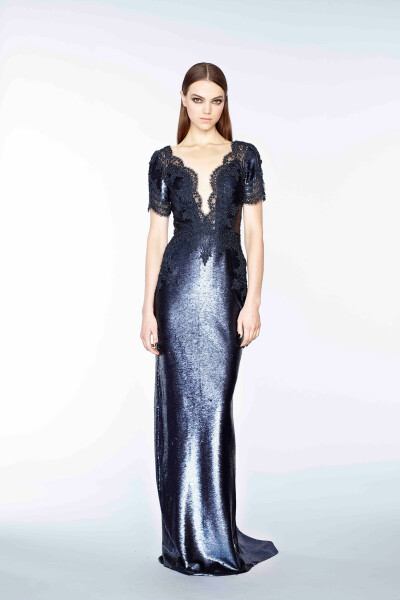 Marchesa Pre-Fall 2015。玛切萨2015早秋时装发布。繁复的宫廷式刺绣镶嵌工艺被Marchesa应用的巧夺天工，为人们展现出一个用现代的时尚技艺演绎出的拜占庭文化。