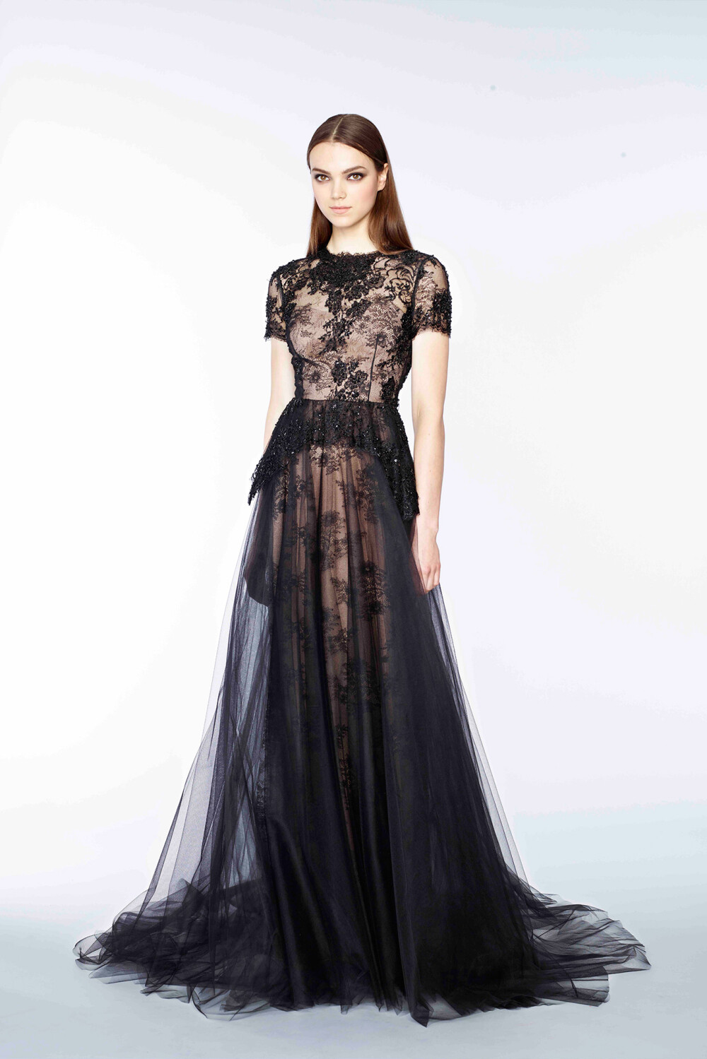 Marchesa Pre-Fall 2015。玛切萨2015早秋时装发布。繁复的宫廷式刺绣镶嵌工艺被Marchesa应用的巧夺天工，为人们展现出一个用现代的时尚技艺演绎出的拜占庭文化。