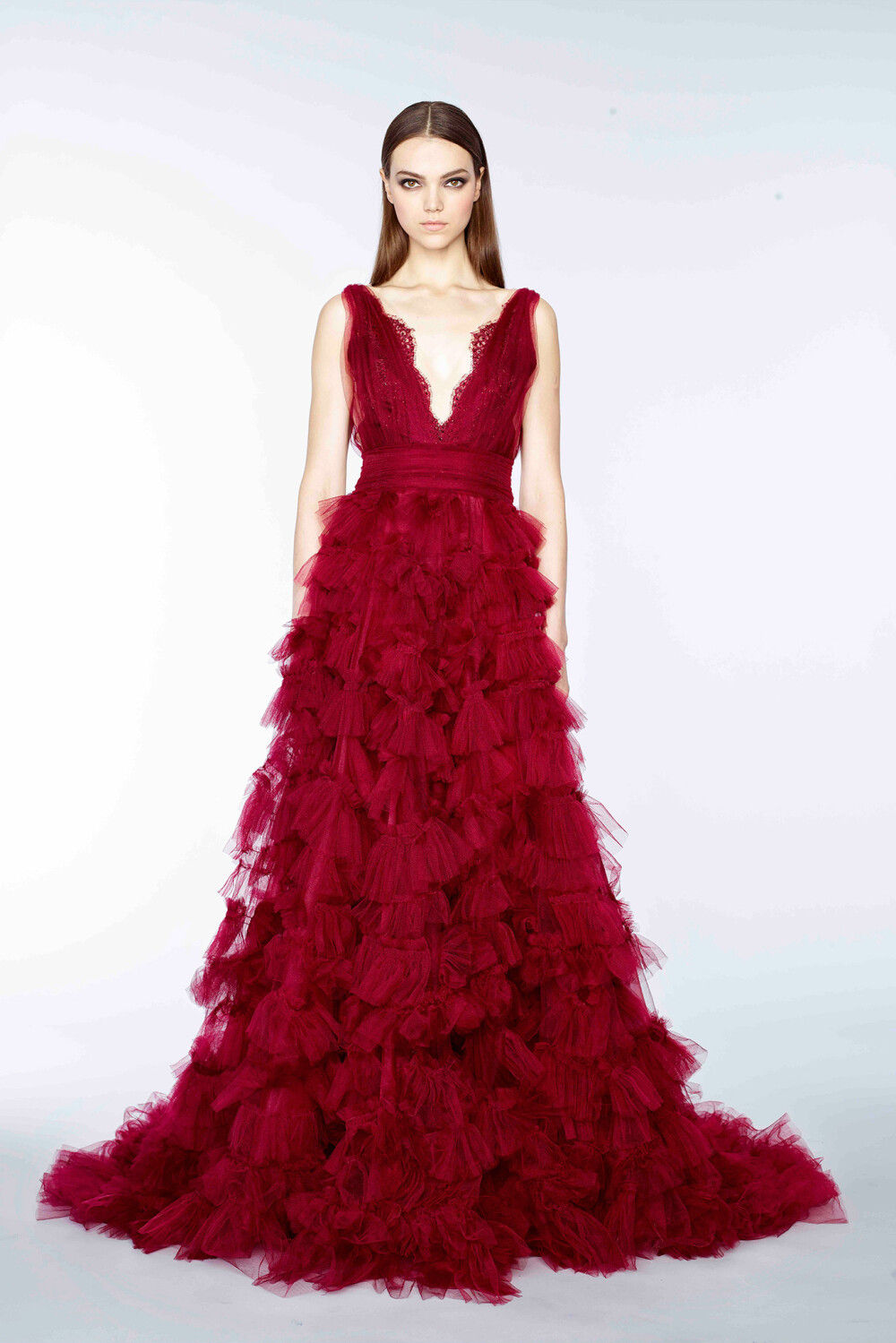Marchesa Pre-Fall 2015。玛切萨2015早秋时装发布。繁复的宫廷式刺绣镶嵌工艺被Marchesa应用的巧夺天工，为人们展现出一个用现代的时尚技艺演绎出的拜占庭文化。
