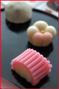 和果子（わがしwagashi），其实泛指日式糕点。就大类别来区分，可以分为生果子和干果子两大主题。生果子又名主果子、上升果子或朝生果，指早上制作的新鲜糕点。由于保存期限短，一般只能放两天左右，要趁鲜食用。比…