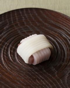 和果子（わがしwagashi），其实泛指日式糕点。就大类别来区分，可以分为生果子和干果子两大主题。生果子又名主果子、上升果子或朝生果，指早上制作的新鲜糕点。由于保存期限短，一般只能放两天左右，要趁鲜食用。比…