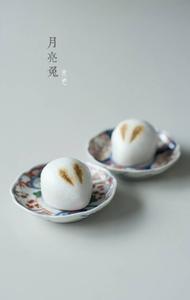 和果子（わがしwagashi），其实泛指日式糕点。就大类别来区分，可以分为生果子和干果子两大主题。生果子又名主果子、上升果子或朝生果，指早上制作的新鲜糕点。由于保存期限短，一般只能放两天左右，要趁鲜食用。比起其它和果子，生果子格外重视造型变化，因此成为日人送礼用的主角。相对于生果子的鲜食要求，耐放的干果子，为了长久保存，甜度高多了，主要以糖和豆粉压制成各种造型