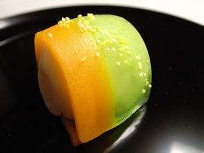 和果子（わがしwagashi），其实泛指日式糕点。就大类别来区分，可以分为生果子和干果子两大主题。生果子又名主果子、上升果子或朝生果，指早上制作的新鲜糕点。由于保存期限短，一般只能放两天左右，要趁鲜食用。比…