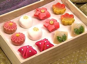 和果子（わがしwagashi），其实泛指日式糕点。就大类别来区分，可以分为生果子和干果子两大主题。生果子又名主果子、上升果子或朝生果，指早上制作的新鲜糕点。由于保存期限短，一般只能放两天左右，要趁鲜食用。比起其它和果子，生果子格外重视造型变化，因此成为日人送礼用的主角。相对于生果子的鲜食要求，耐放的干果子，为了长久保存，甜度高多了，主要以糖和豆粉压制成各种造型