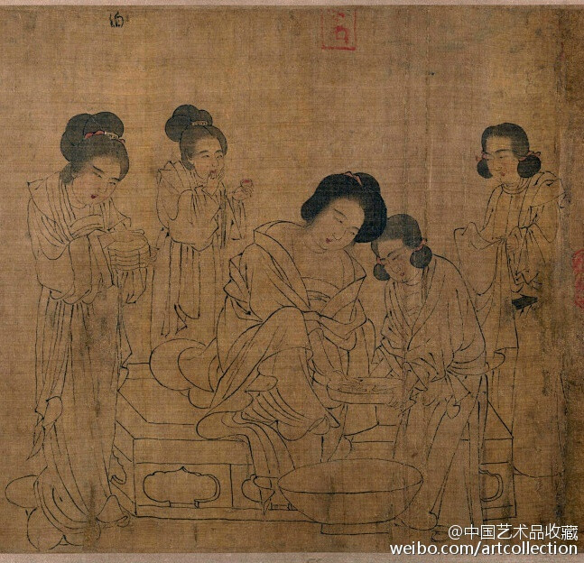 #白描#【 五代 周文矩 《唐宫春晓图》 】卷，绢本，26×146.7cm，美国大都会艺术博物馆藏。《宫女图》之一，此卷为南宋摹本，1947年左右流出海外。现在分为了三段，分藏于大都会博物馆（名唐宫春晓图）、哈佛大学福格博物馆（名宫中图）、克里夫兰美术馆（名仕女图）。作品描绘的是宫中日常生活的场景