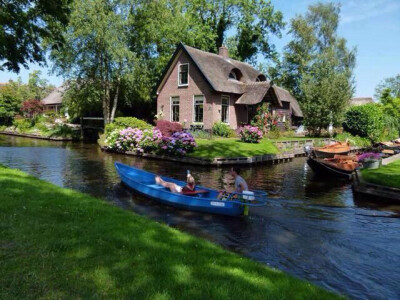  2.荷兰的水上小镇Giethoorn，小镇没有任何供行走的道路，人们唯一的交通工具就是船