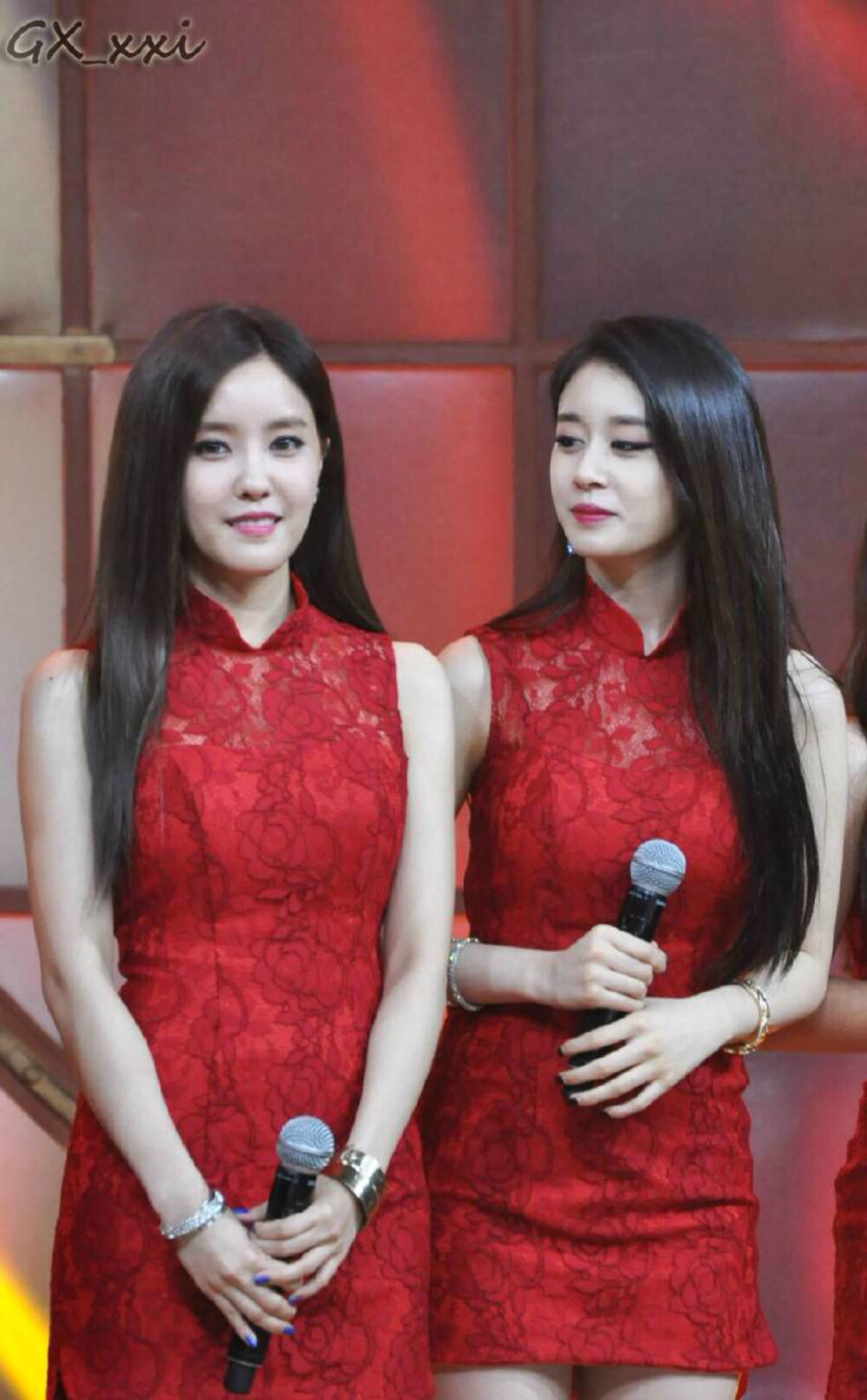 T-ara 由全宝蓝、李居丽、朴昭（素）妍、咸恩静、朴孝敏、朴智妍6名成员组成。名称T-ara源自英文“Tiara”，指想成为歌谣界的“女王”。《天天向上》