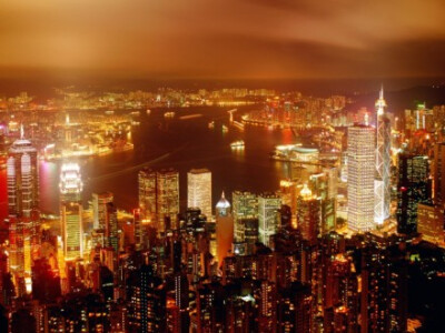 太快的节奏，太多的人流，太高的建筑……这就是香港