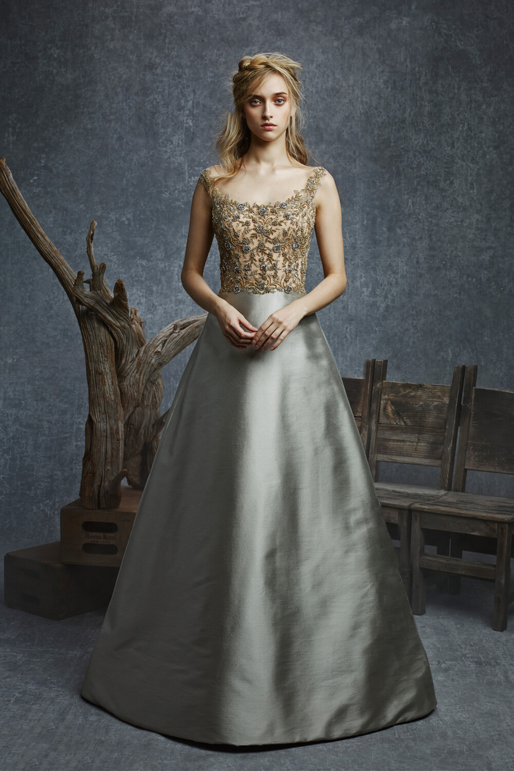 Reem Acra Pre-Fall 2015。雷姆·阿克拉2015早秋时装发布。此季优雅浪漫的礼服风格令人陶醉，仙女般闪闪动人。整个系列将浪漫格调进行到底，宛如一个为女神们量身度制的全新衣橱，充满了名贵的丝绸，精美的刺绣，极致贴合人体的曲线，黑、红、白、金的高贵配色，华美得无与伦比。