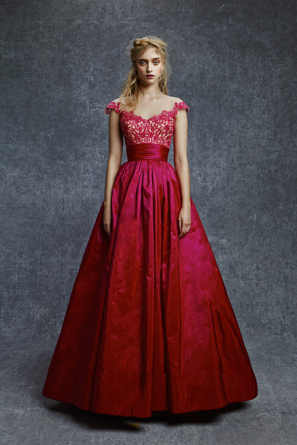 Reem Acra Pre-Fall 2015。雷姆·阿克拉2015早秋时装发布。此季优雅浪漫的礼服风格令人陶醉，仙女般闪闪动人。整个系列将浪漫格调进行到底，宛如一个为女神们量身度制的全新衣橱，充满了名贵的丝绸，精美的刺绣，极致贴合人体的曲线，黑、红、白、金的高贵配色，华美得无与伦比。