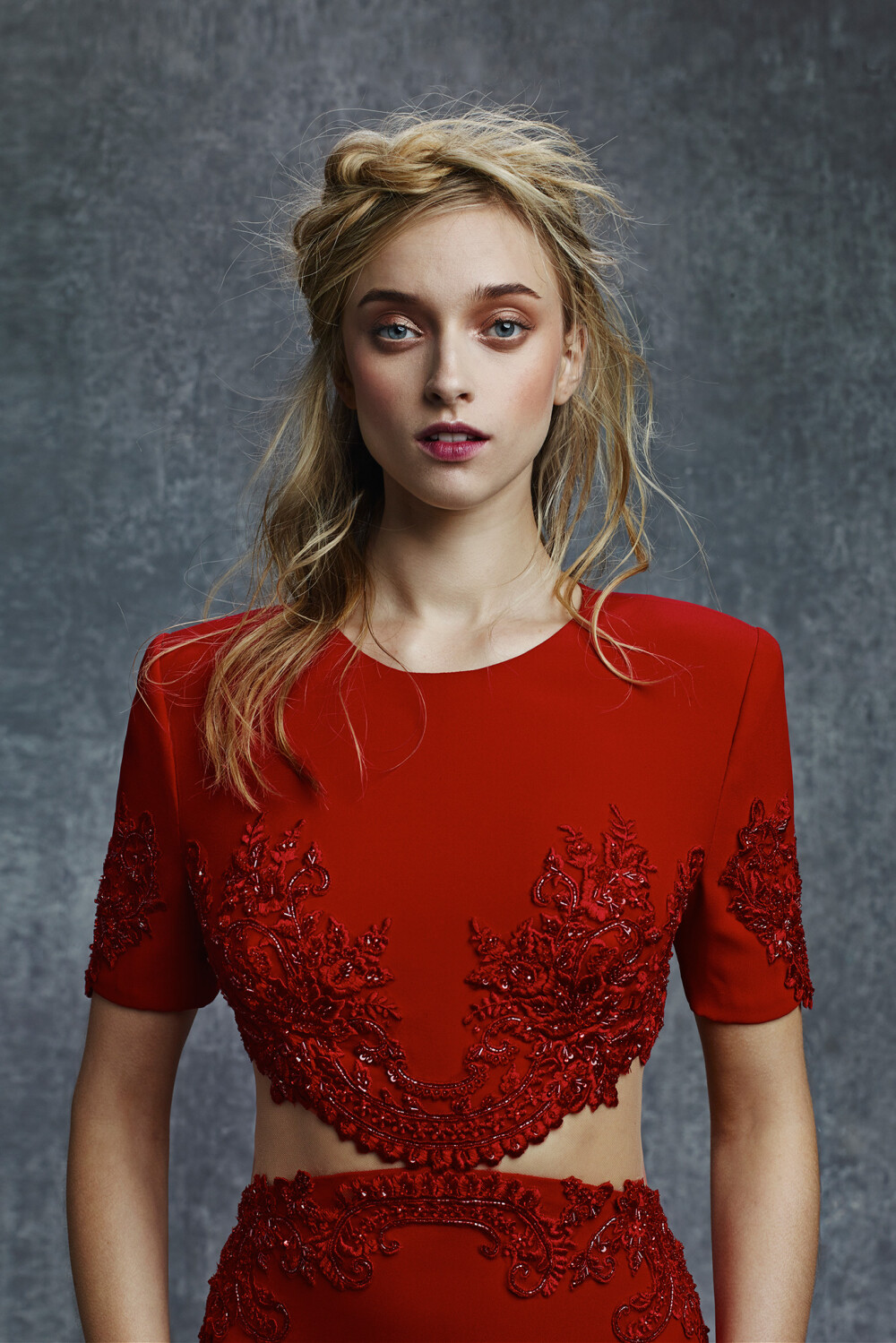 Reem Acra Pre-Fall 2015。雷姆·阿克拉2015早秋时装发布。此季优雅浪漫的礼服风格令人陶醉，仙女般闪闪动人。整个系列将浪漫格调进行到底，宛如一个为女神们量身度制的全新衣橱，充满了名贵的丝绸，精美的刺绣，极致贴合人体的曲线，黑、红、白、金的高贵配色，华美得无与伦比。