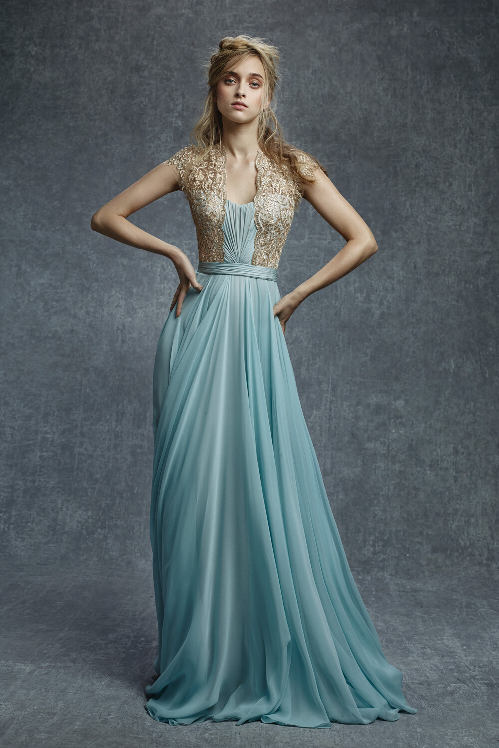 Reem Acra Pre-Fall 2015。雷姆·阿克拉2015早秋时装发布。此季优雅浪漫的礼服风格令人陶醉，仙女般闪闪动人。整个系列将浪漫格调进行到底，宛如一个为女神们量身度制的全新衣橱，充满了名贵的丝绸，精美的刺绣，极致贴合人体的曲线，黑、红、白、金的高贵配色，华美得无与伦比。