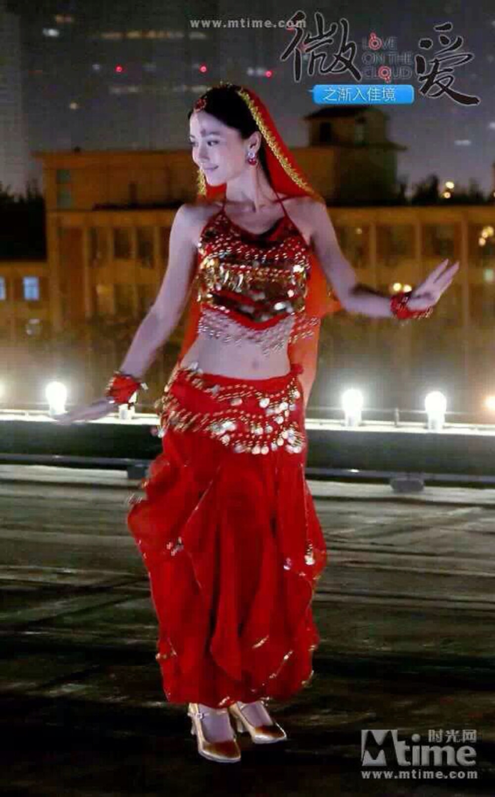 电影《微爱》中Angelababy也跳起了印度肚皮舞