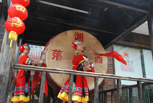  湘西是一个充满神秘的地方，这个地方，有沈从文、有屈原、有黄永玉，有神秘的湘西文化、最原生态的美食。重重大山里的旧时湘西，有着最自由和健康的灵魂，有随日月 的歌舞，有刚烈质朴的真诚和动情的故事……而如今，湘西的大山里，依然有着旧时湘西的影子。 湘西部落，不是一个部落，而是一家酒楼，这是家2002年在长沙建成的特色酒楼，它集湘西民俗表演与湘西美食经营于一体，将湘西文化与原生态美食紧密结合。 湘西部落，一个即日起落户泉州的酒家，从本期开始，我们将花两期篇幅来介绍它。 从东湖街往崇福路走，湘西部落就在崇福路路口左手边，那栋凌空而起的鼓楼、鼓楼上的那面大鼓、着民族服装的鼓手，将人