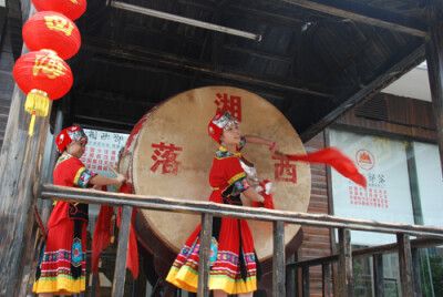  湘西是一个充满神秘的地方，这个地方，有沈从文、有屈原、有黄永玉，有神秘的湘西文化、最原生态的美食。重重大山里的旧时湘西，有着最自由和健康的灵魂，有随日月 的歌舞，有刚烈质朴的真诚和动情的故事……而如…