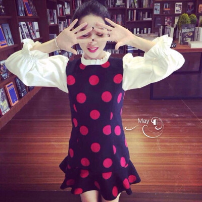 F3860951. 波点鱼尾摆连衣裙～波点和宫廷袖复古设计，呢料裙身很保暖，卡哇呀～黑 红 两色