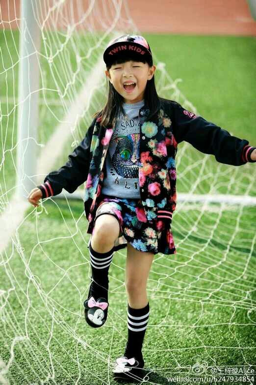 王梓璇盼盼 发箍小公主 懂事负责的小班长