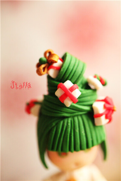 圣诞娃娃，，，礼物做的头发哦，红绿配应景，，萌萌哒 软陶时装娃娃