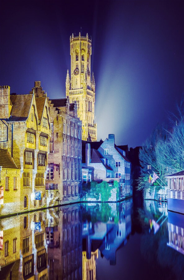 Bruges, Belgium（by Hans Van Kerckhoven）。比利时布鲁日。布鲁日位于比利时西北部，是西弗兰德省的首府和最大的城市。在欧洲也被誉为“北方的威尼斯”。布鲁日是典型的中世纪古城，保存着大量数世纪前的建筑。早期哥特式建筑已经成为城市特色的一个部分。