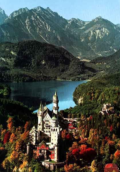 Neuschwanstein Castle, Bavaria, Germany。德国巴伐利亚新天鹅堡。座城堡是巴伐利亚国王路德维希二世建造，位在德国巴伐利亚省福森市，在德国东南与奥地利的边界上，城堡就蓋在隶属阿尔卑斯山山脈一个近一千公尺高的山顶上新天鹅堡的外型也激发了许多现代童話城堡的灵感。