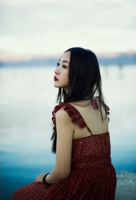 不是所有相爱的人都能够生活在一起，厮守在一起，但只要你知道对方在这个世界上的某个地方，过着他想要的生活，做着他喜欢或者觉得重要的事情，那么你的心里，也会感到很快乐，很幸福。时光流转，四季轮回，聚散已是寻常事，但至今我依然这么认为。——独木舟葛婉仪