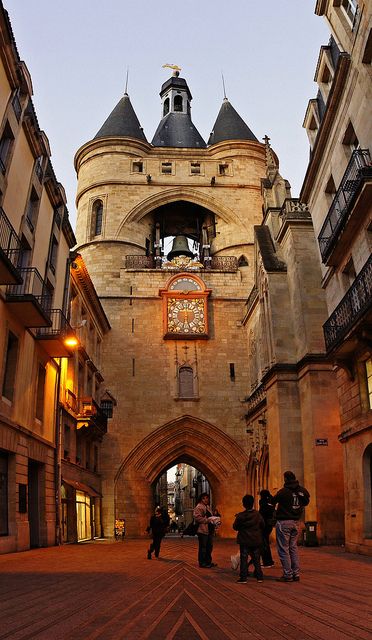 The Grosse Cloche in Bordeaux, France (by KatFib on Flickr)。法国波尔多大钟门，是波尔多前市政厅的钟楼。这是一座罕见的自中世纪保留至今的平民建筑物，15世纪兴建于原来的圣埃洛伊城门（13世纪称为圣雅各伯门）处，毗邻圣埃洛伊教堂（Eglise Saint-Éloi），13世纪此处开了城门，位于圣地亚哥-德孔波斯特拉朝圣之路上。大钟门包括中间相连的两个40米高的圆形塔楼，装饰有金色狮子纹章。在12世纪它原本是四个仅有一层的圆塔。后来在15世纪到17世纪改为目前的形式。大钟用于在发生火灾时，敲响以警告市民。它一直作为城市的象征，出现在市徽上。