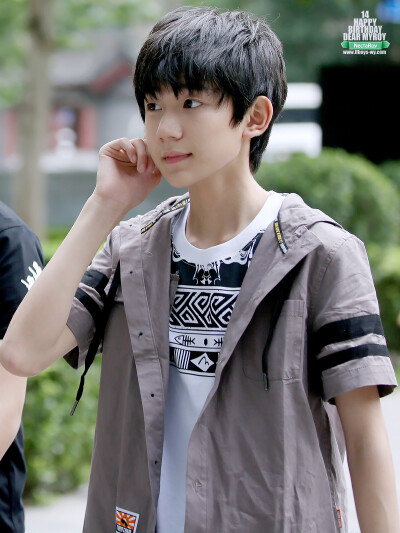 #王源# #TFBOYS# 这张简直秒杀我，源源颜值真高~(@^_^@)~