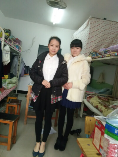 衬衫，短裙，加高跟