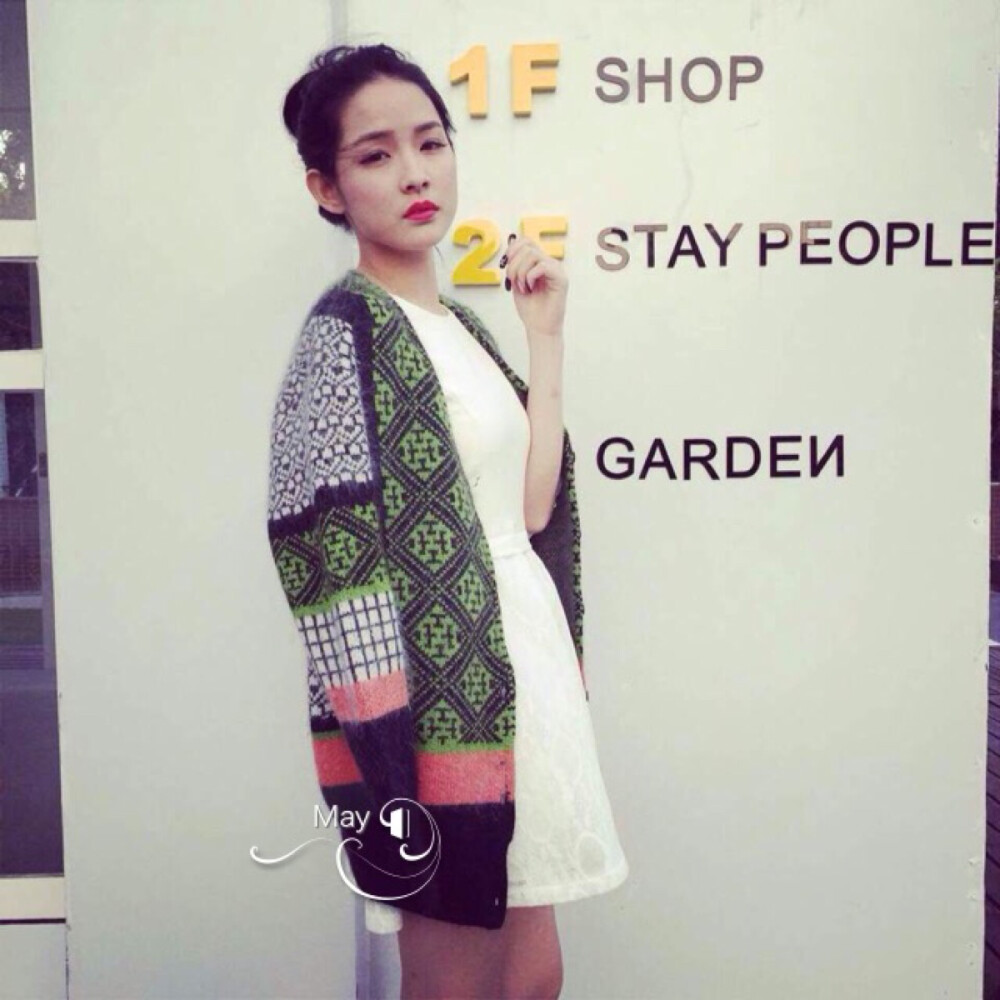 貂绒毛衣。橘绿两色。