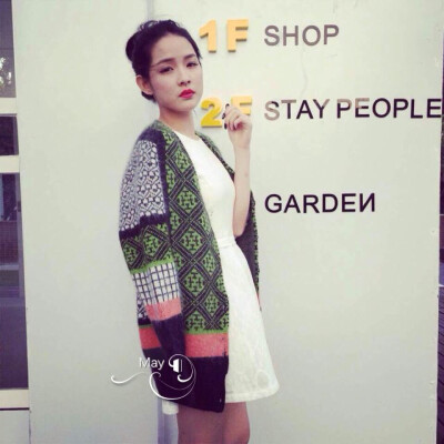 貂绒毛衣。橘绿两色。