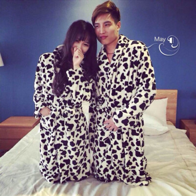 斑点睡衣套装。法兰绒。