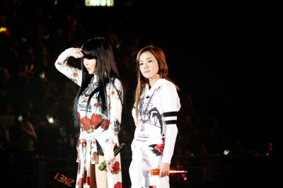 双朴 朴春 朴山多拉 Bom Sandara 2NE1