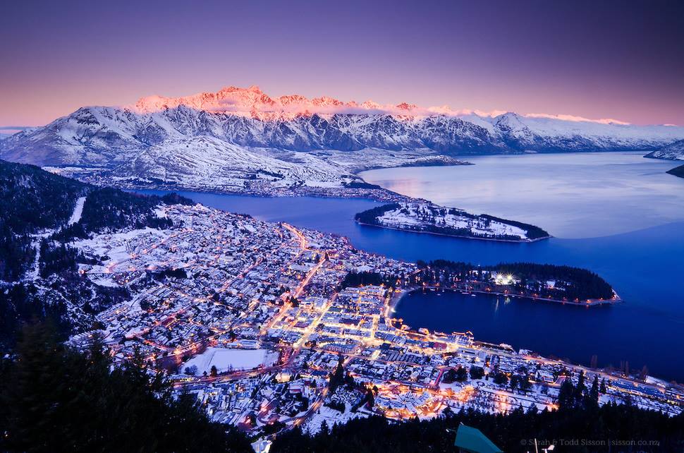 拥有着群山与瓦卡蒂普湖环绕的皇后镇(Queenstown)，在这壮丽景色下的城市风光，冬季山头上雪白的面貌更是不容错过的一大美景。